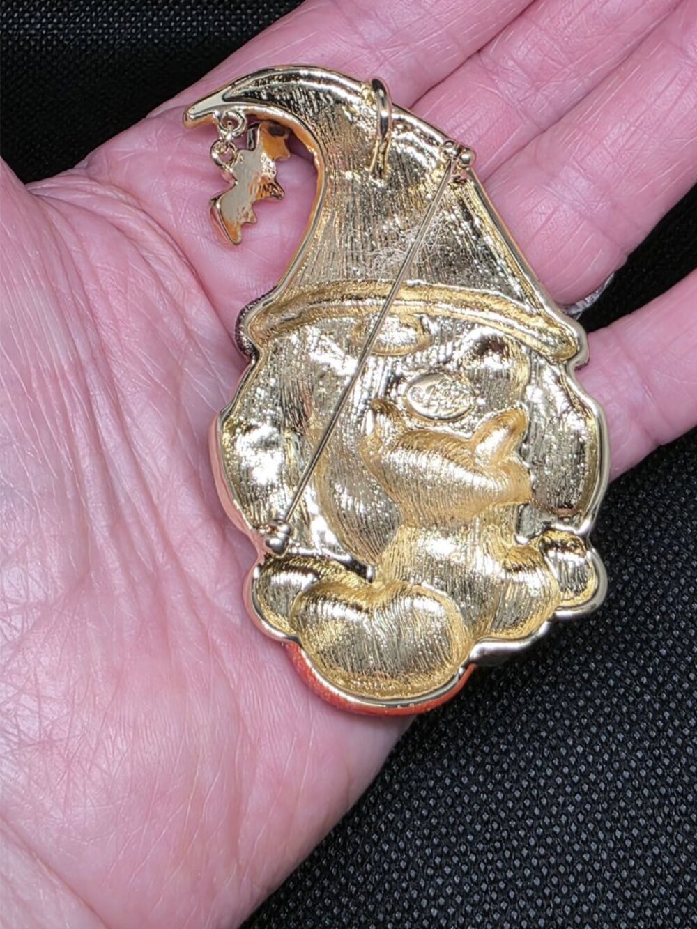 Kirks Folly 𝑵𝒊𝒄𝒌𝒚 𝒕𝒉𝒆 𝑯𝒂𝒍𝒍𝒐𝒘𝒆𝒆𝒏 𝑮𝒏𝒐𝒎𝒆 Pin Pendant Goldtone - Picture 3 of 9